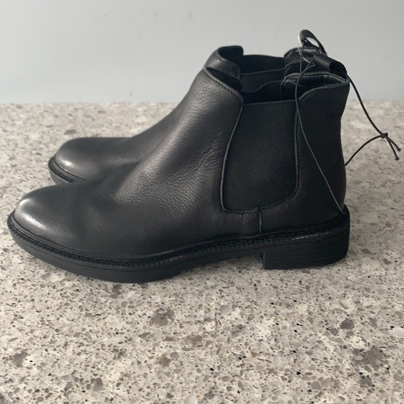 Kenneth Cole Black Pull On Booties - Picture 7 of 9